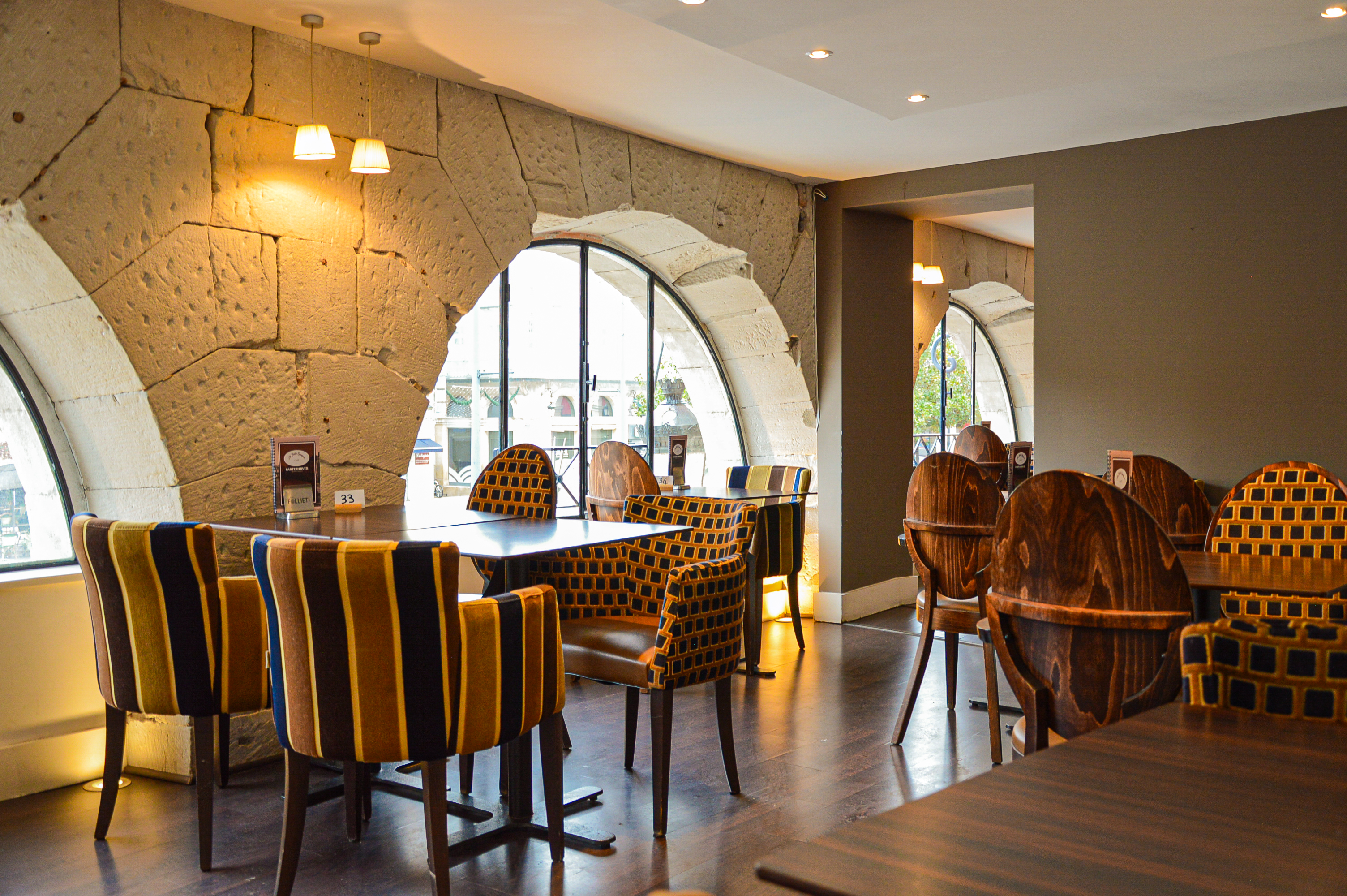 Ambiance chaleureuse à l'intérieur de Chez Eugénie